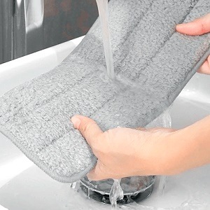 Насадка для мытья пола оснащена мягкой микрофибровой тряпкой