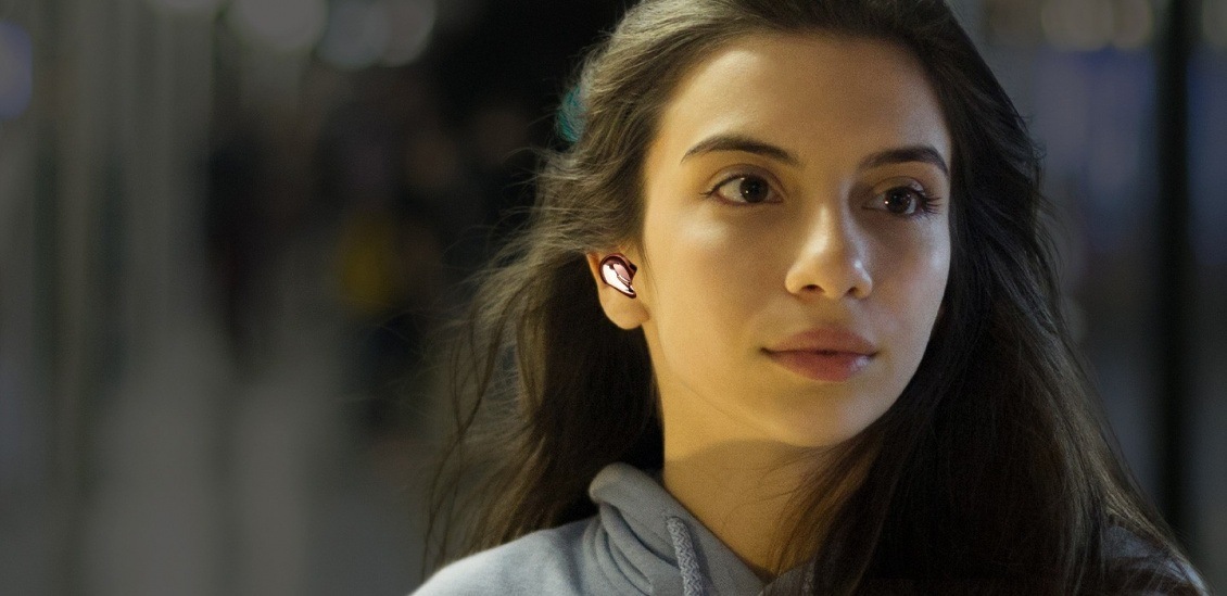 Naushniki-Samsung-Galaxy Buds Live Woman.jpg